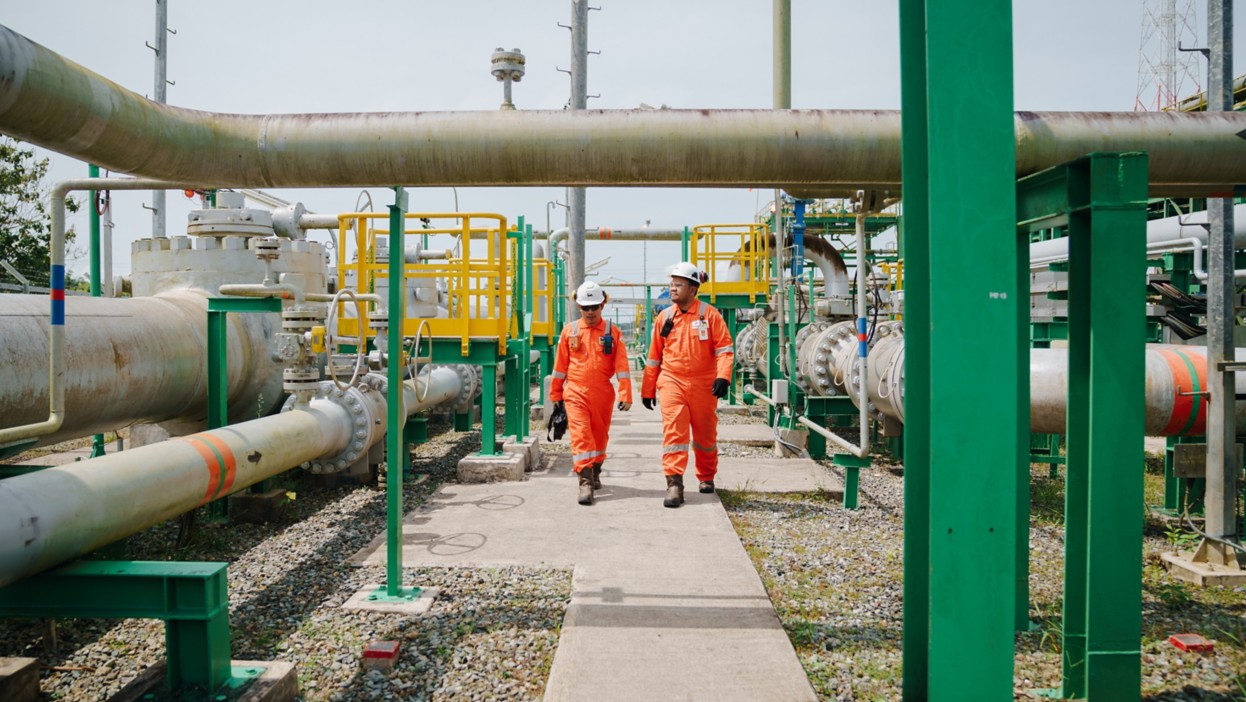 Operai nell'impianto di gas