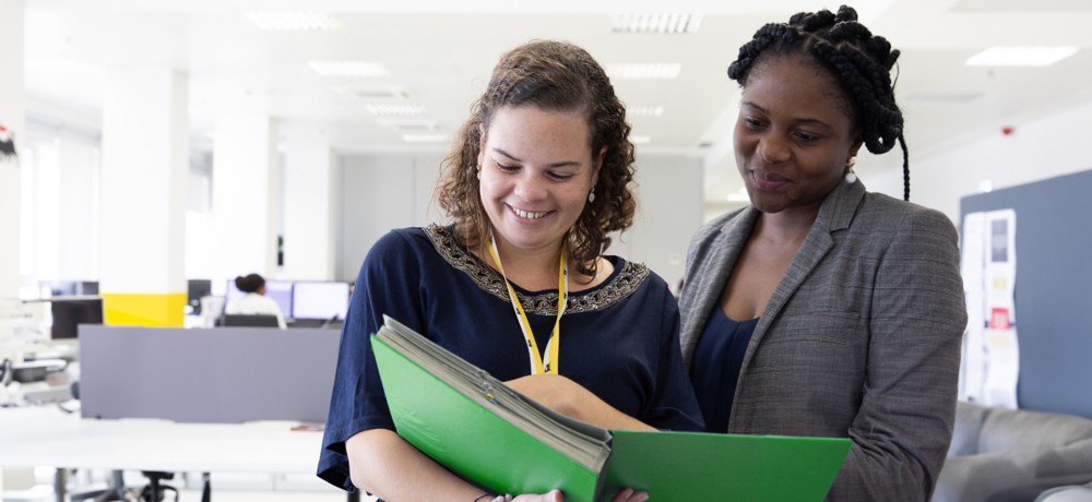 Due donne in ufficio controllano un documento