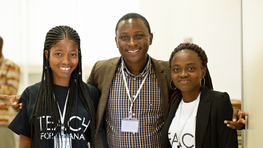 Foto di due ragazze africane sorridenti insieme al relatore