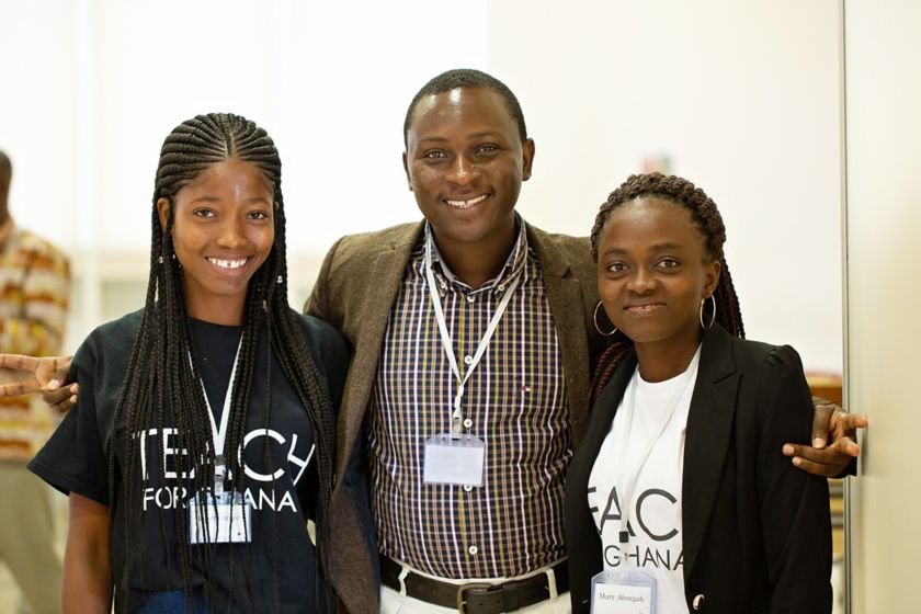 Foto di due ragazze africane sorridenti insieme al relatore