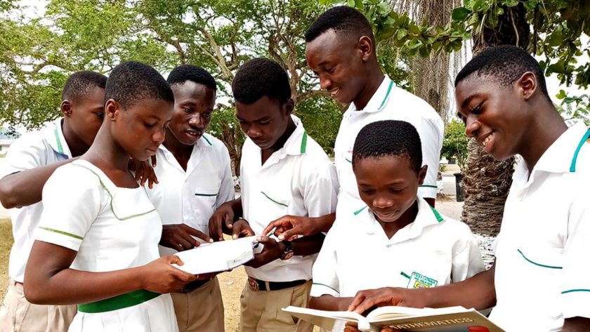 Foto di gruppo di ragazzi africani leggono libri