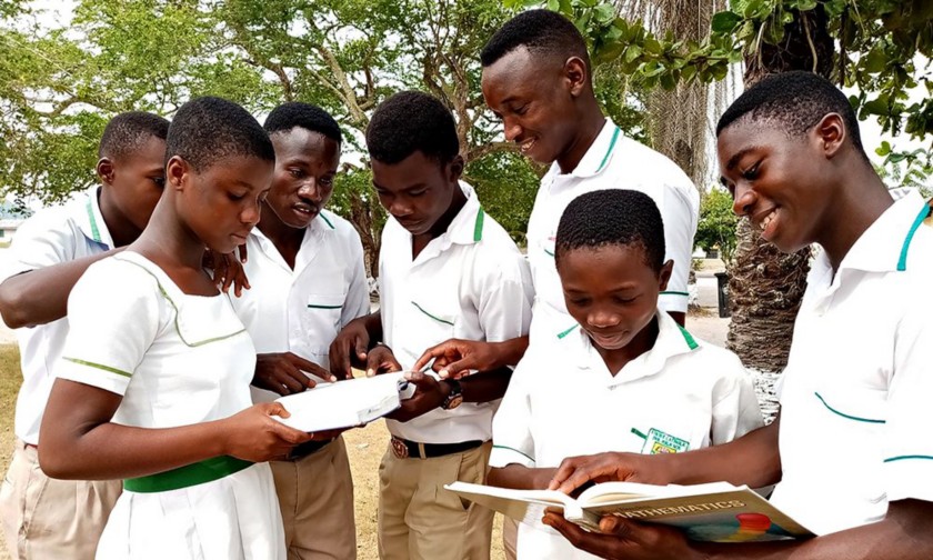 Foto di gruppo di ragazzi africani leggono libri