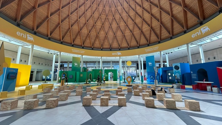 Un'ampia panoramica dello spazio Eni all'interno del Meeting di Rimini 2025