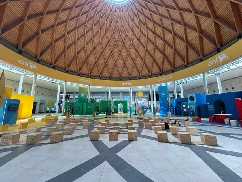 Un'ampia panoramica dello spazio Eni all'interno del Meeting di Rimini 2025
