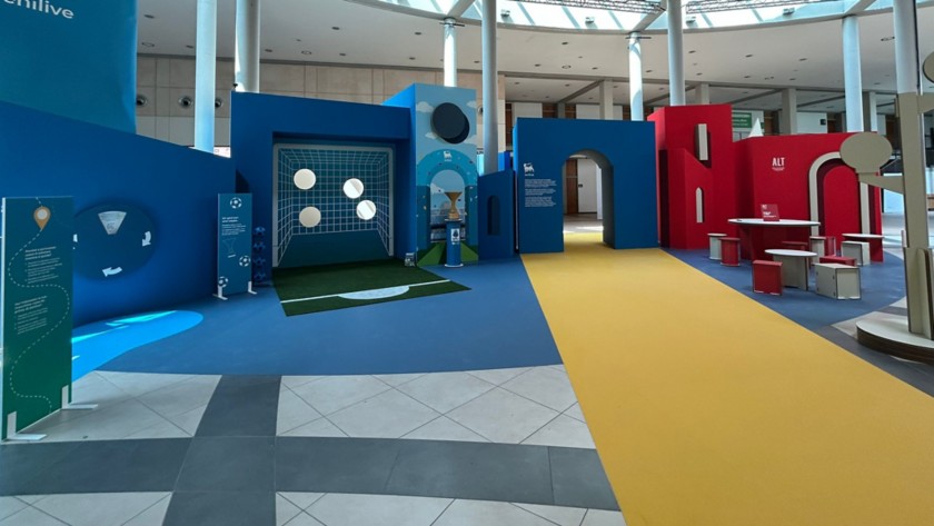 La zona azzurra dello stand, dedicata a Enilive, e quella rossa, dedicata ad ALT Stazione del Gusto