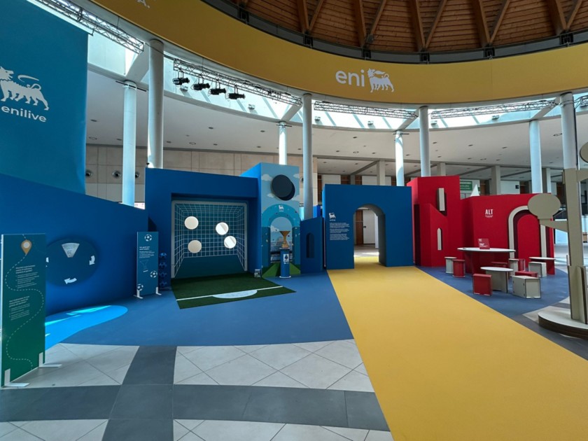 La zona azzurra dello stand, dedicata a Enilive, e quella rossa, dedicata ad ALT Stazione del Gusto