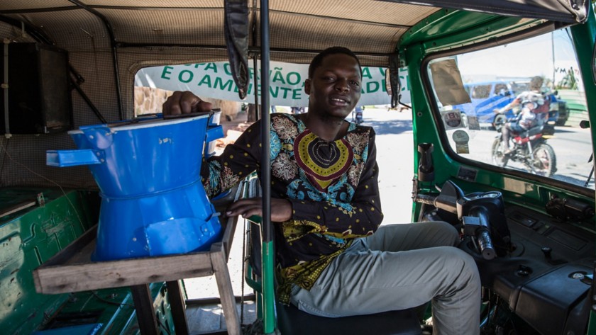 Uomo africano distribuisce fornelli per cucinare