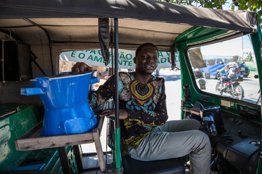 Uomo africano distribuisce fornelli per cucinare