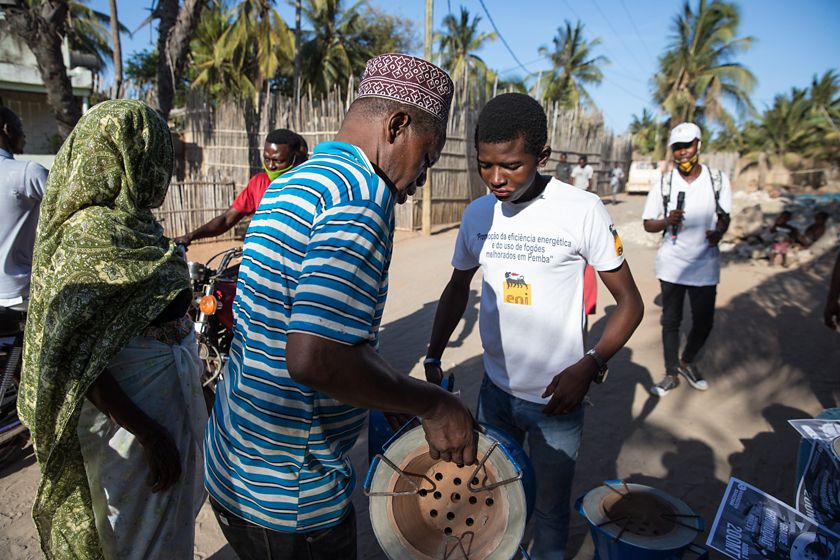 Foto di gruppo del team africano incaricato di costruire e distribuire i fornelli