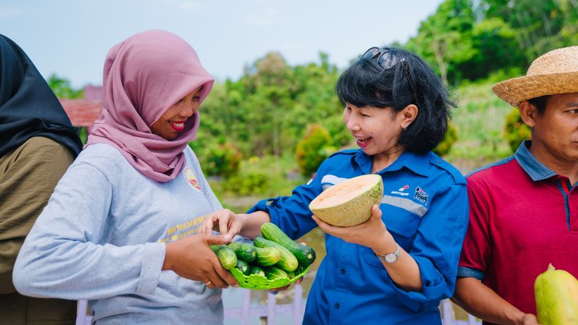 Donne indonesiane che scambiano frutta e verdura