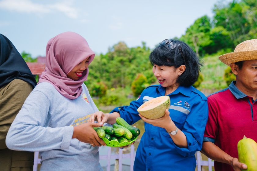 Donne indonesiane che scambiano frutta e verdura