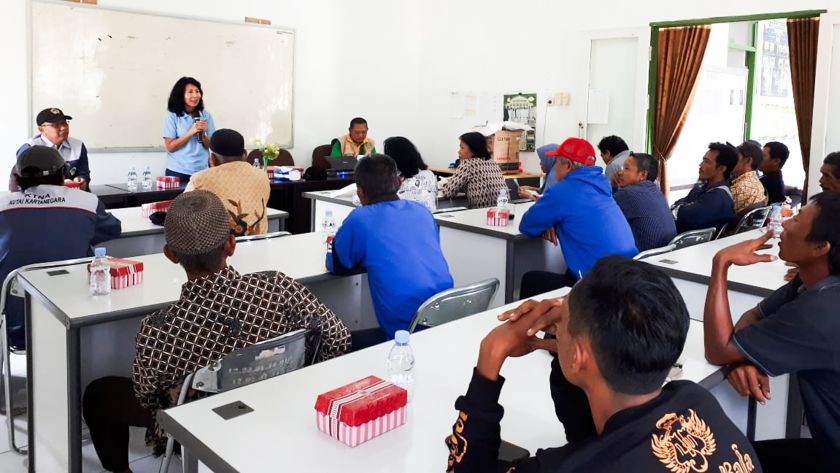 Donne e uomini indonesiani in un'aula per ascoltare il corretto programma di smaltimento dei rifiuti