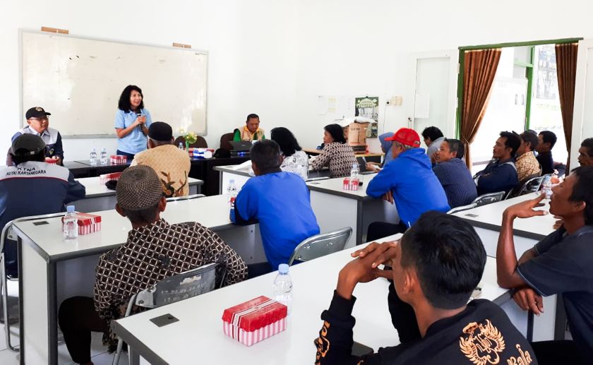Donne e uomini indonesiani in un'aula per ascoltare il corretto programma di smaltimento dei rifiuti
