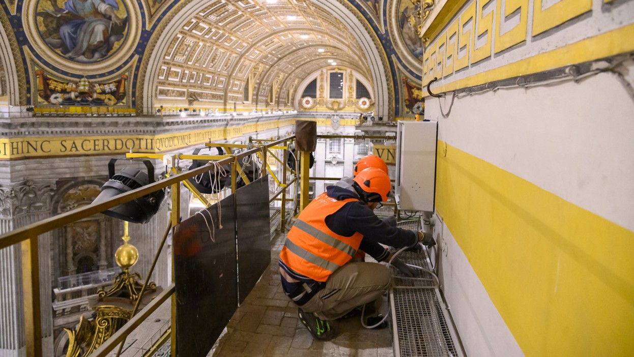 Tecnici al lavoro su un ponteggio interno alla Basilica di San Pietro 