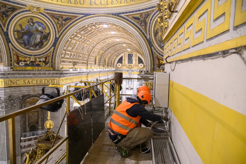 Tecnici al lavoro su un ponteggio interno alla Basilica di San Pietro 