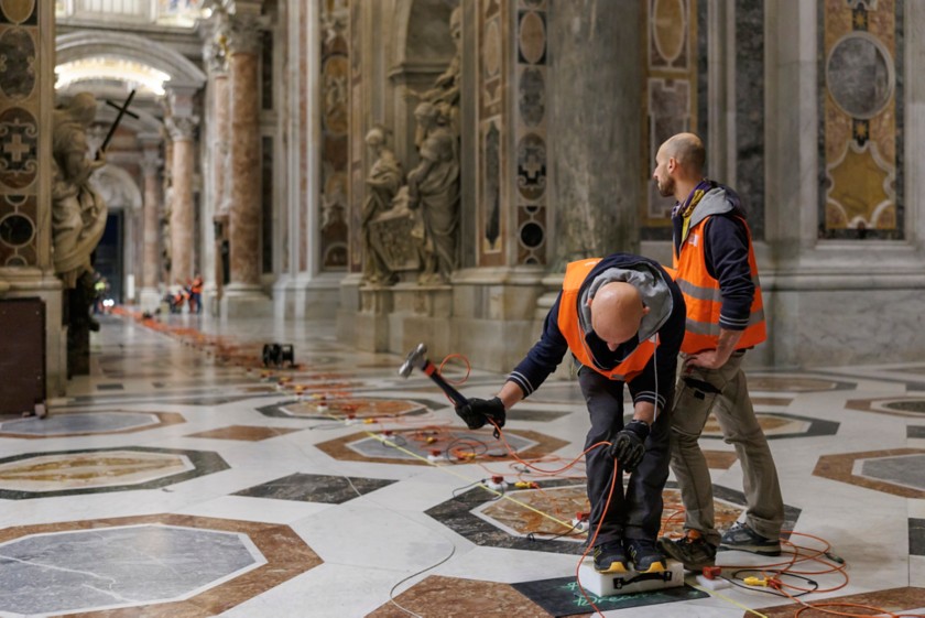 Tecnici installano sensori sui pavimenti della Basilica di San Pietro