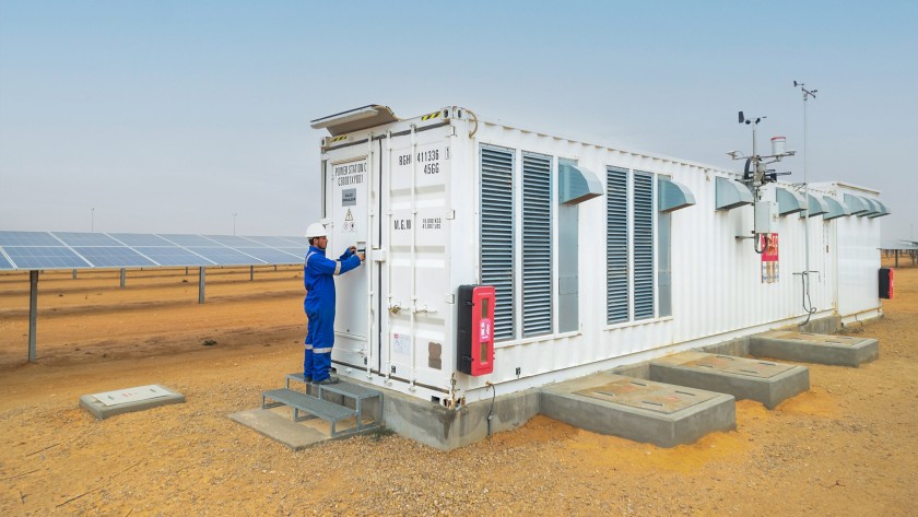 Operaio vicino container in Tunisia