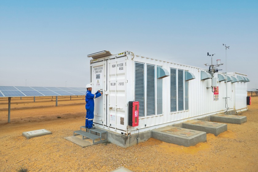 Operaio vicino container in Tunisia