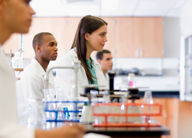 Gruppo di giovani scienziati in laboratorio durante una lezione