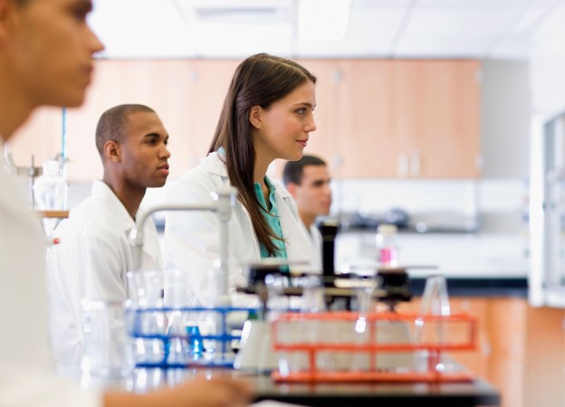 Gruppo di giovani scienziati in laboratorio durante una lezione