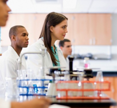 Gruppo di giovani scienziati in laboratorio durante una lezione