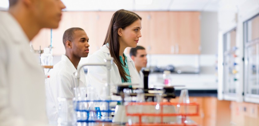 Gruppo di giovani scienziati in laboratorio durante una lezione