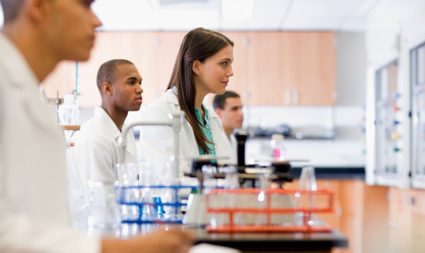 Gruppo di giovani scienziati in laboratorio durante una lezione