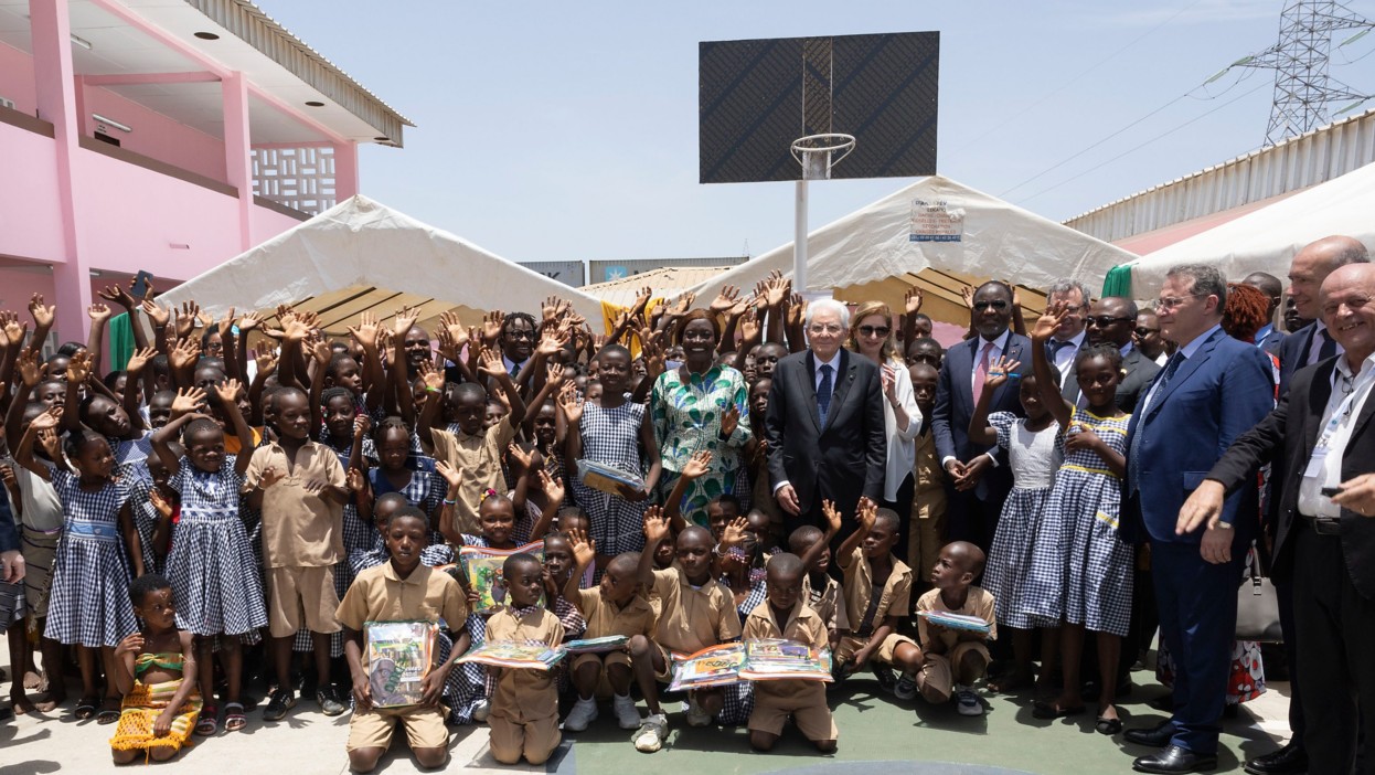 Il Presidente della Repubblica Sergio Mattarella e la Sig.ra Laura visitano il Complesso scolastico del Canale di Vridi