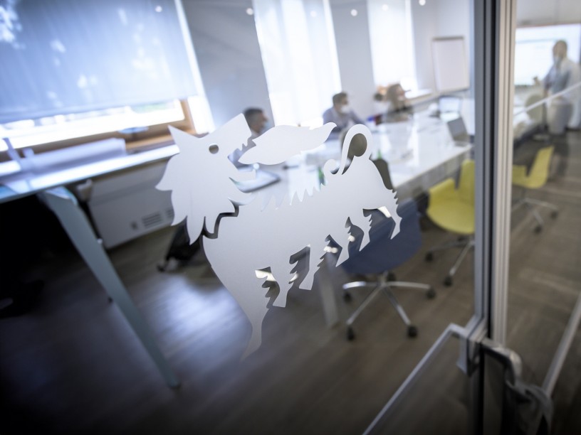 Logo Eni bianco su parete di vetro