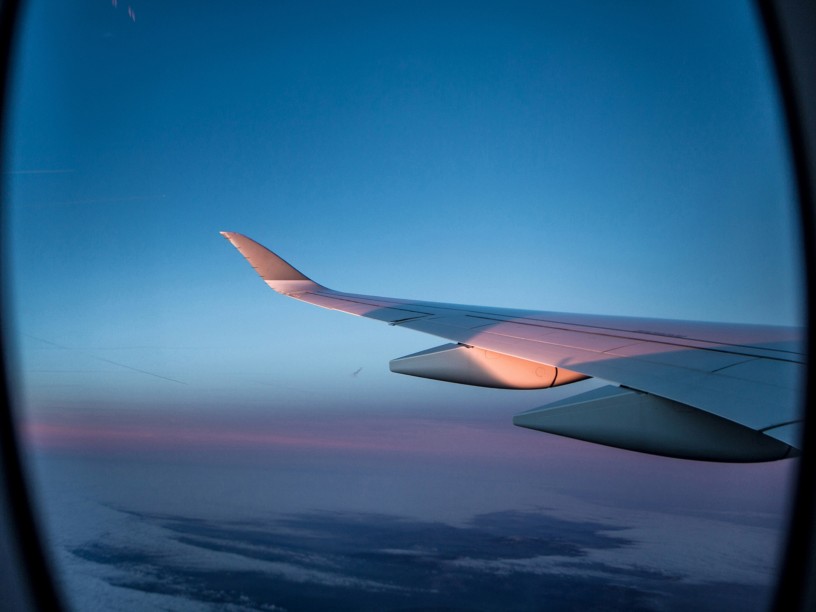 Panorama da finestrino di un aereo con ala dell'aereo 