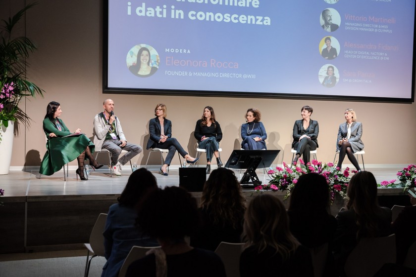 Persone sedute che ascoltano un evento 