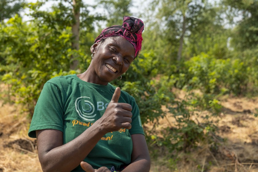 Una donna che sorride tira su il pollice