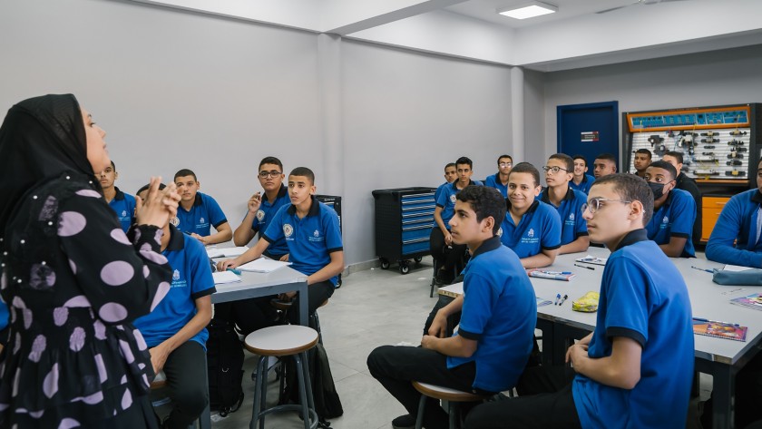 Insegnante donna in aula con ragazzi egiziani a Port Said