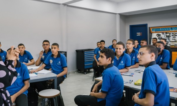 Insegnante donna in aula con ragazzi egiziani a Port Said