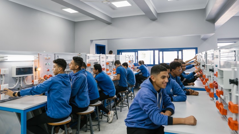 Gruppo di studenti in classe testano gli strumenti tecnologici