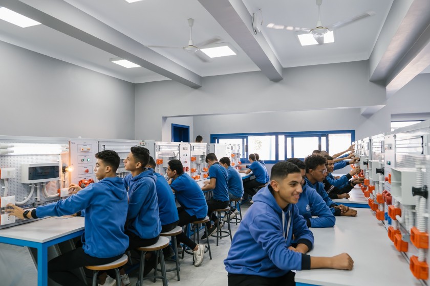 Gruppo di studenti in classe testano gli strumenti tecnologici