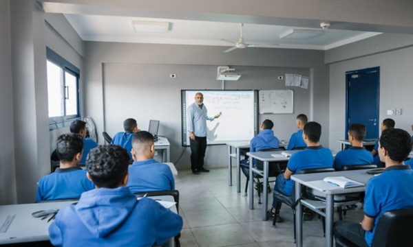 Gruppo di studenti in classe durante la lezione