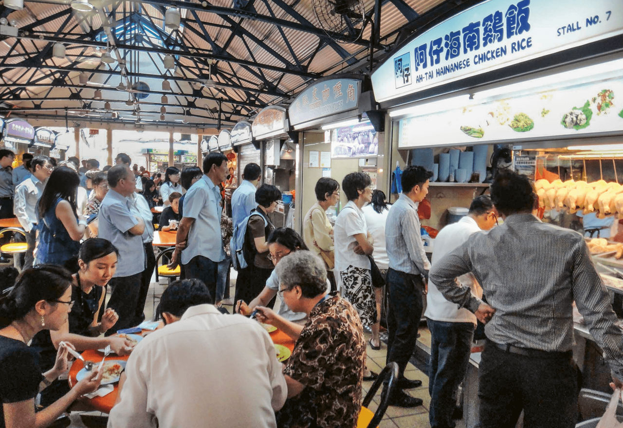 Ein Einkaufszentrum mit vielen Essensständen.