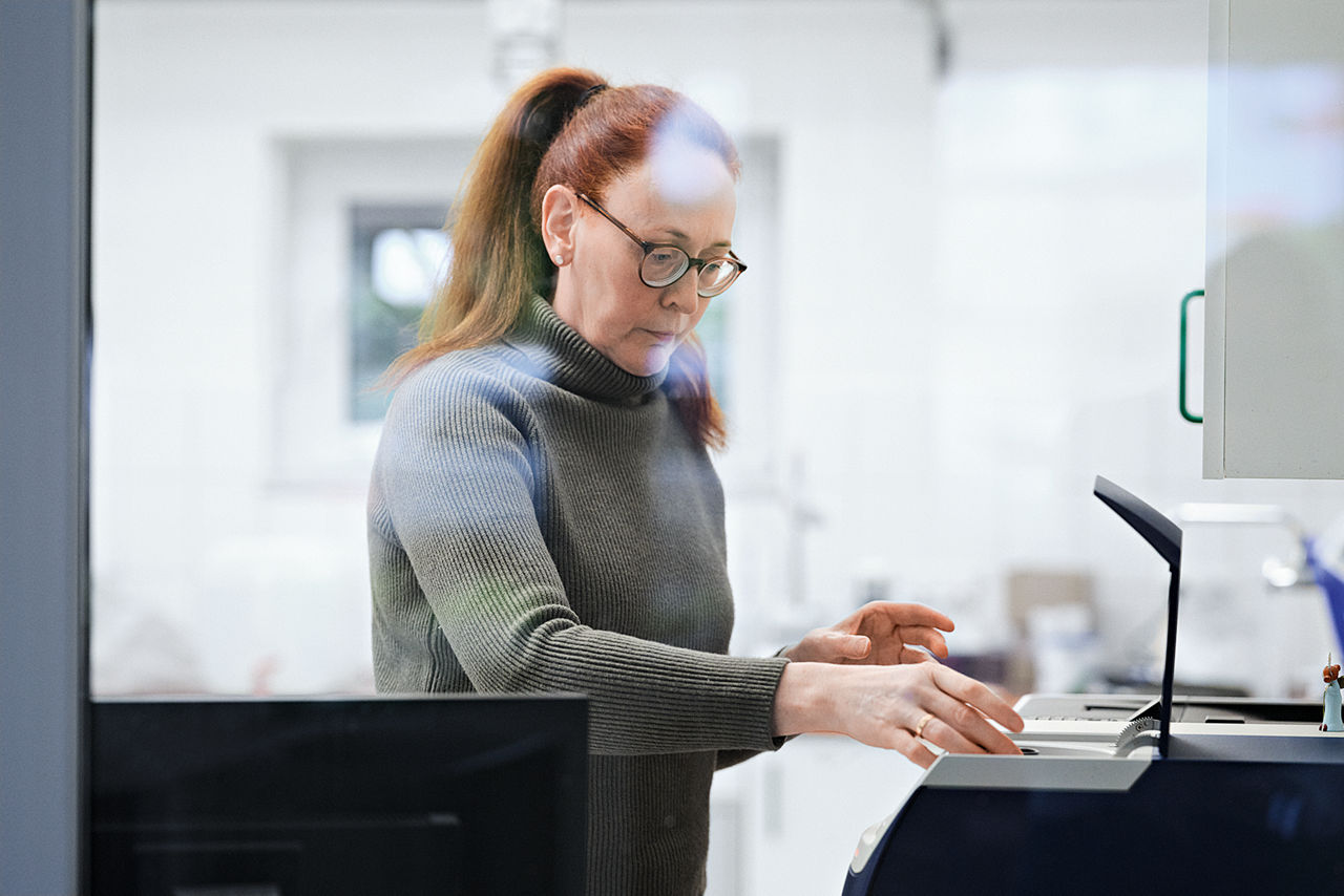Im Labor von Rothkötter ­analysiert Maria vor dem Brocke die Futtermittelrohstoffe mittels Nahinfrarotspektroskopie.