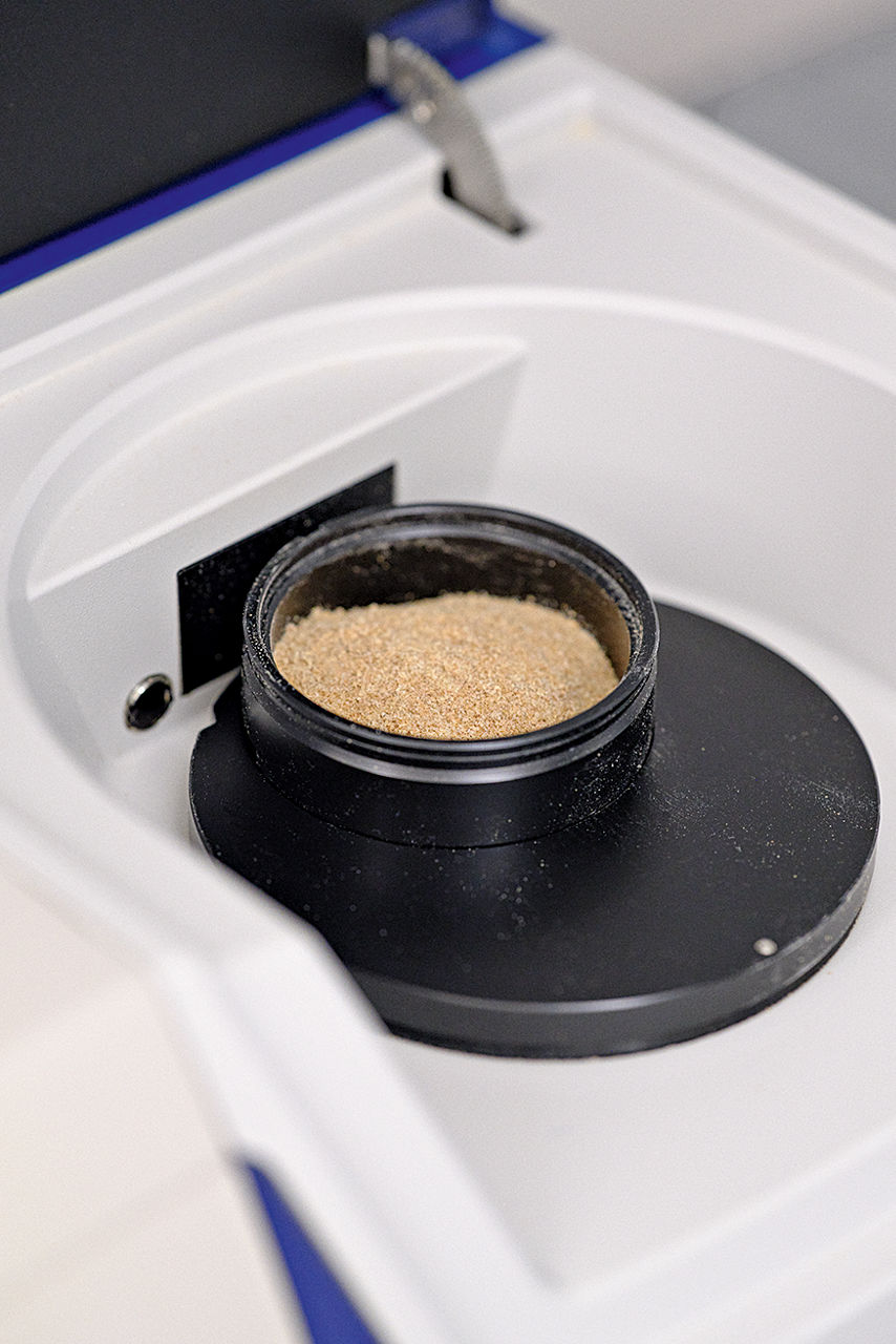 Eine Futtermittelprobe im Analysegerät