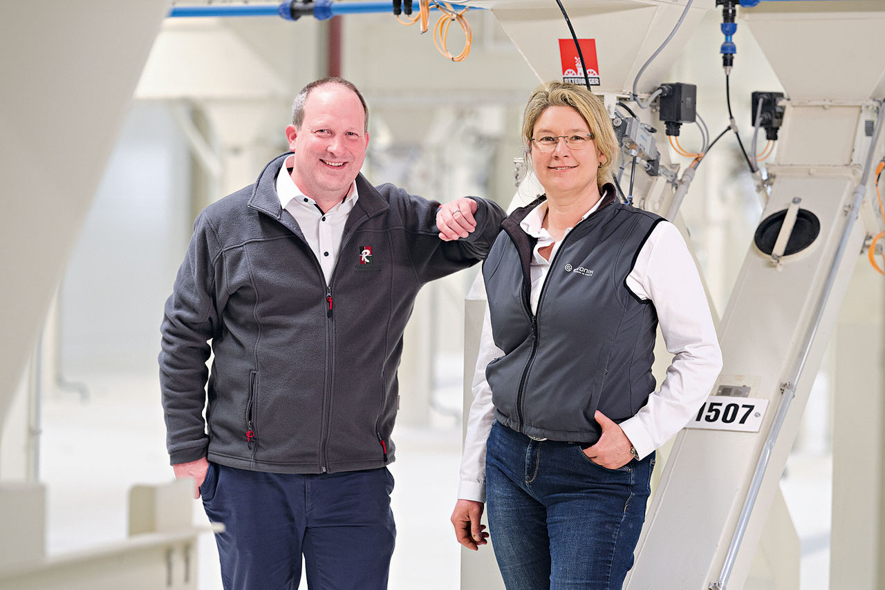 Christian Emthaus von Rothkötter und Evonik-Expertin Maike Naatjes in der Futtermühle.