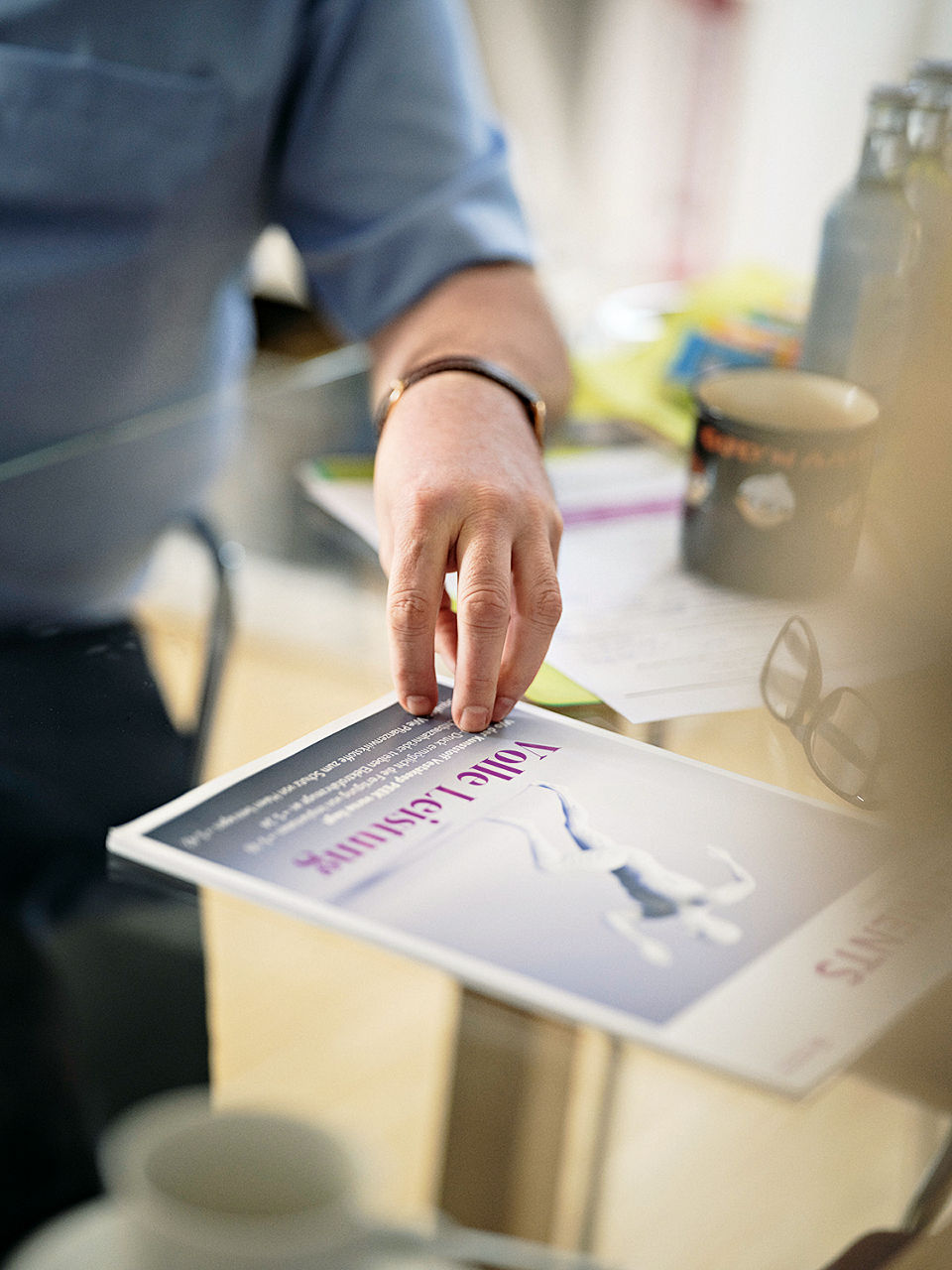 Professor Waldvogel's hand during an interview on an edition of Elements Pronto.