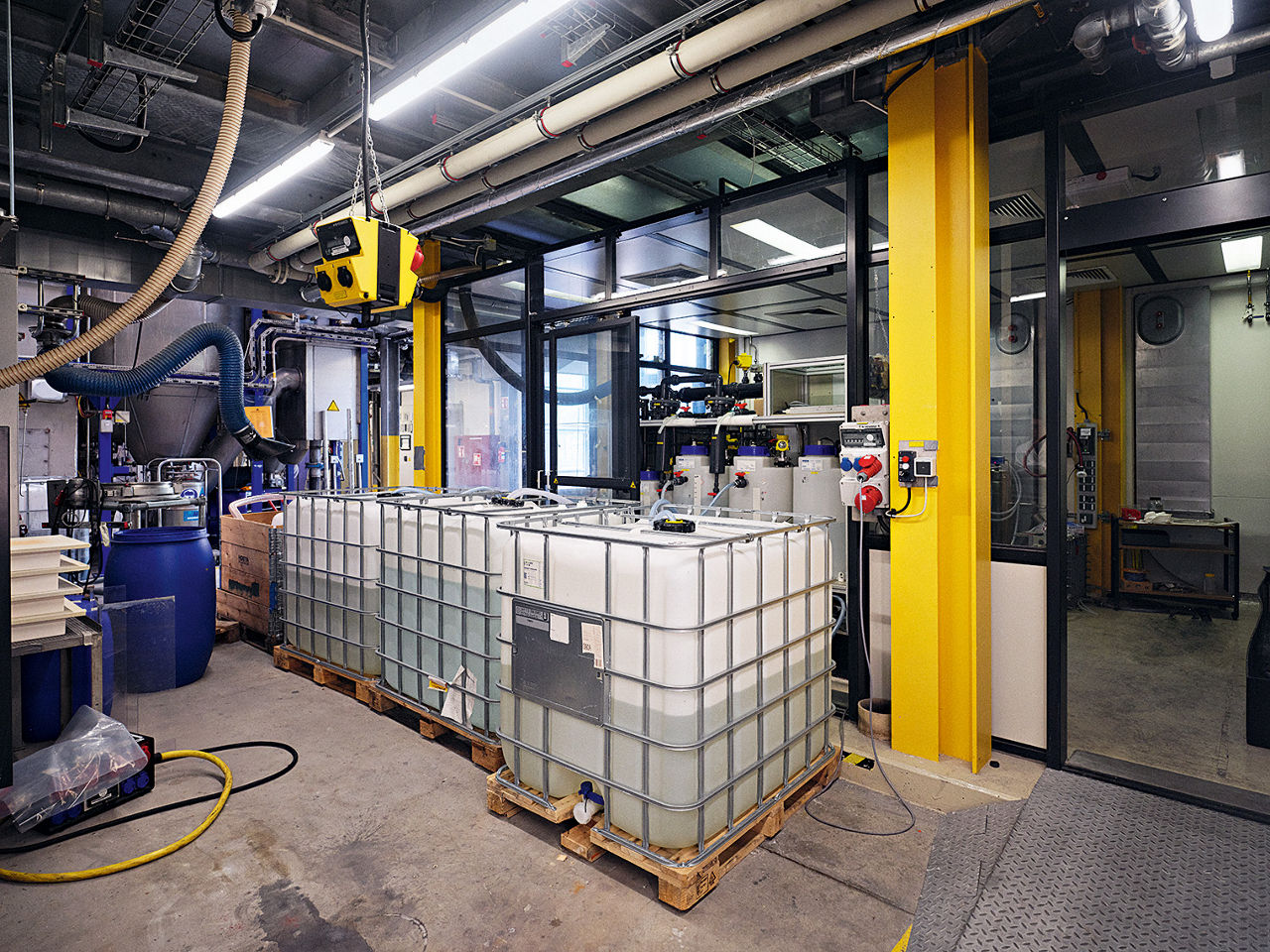 Drei 1000-Liter Kunststoffbehälter in Gitterboxen.