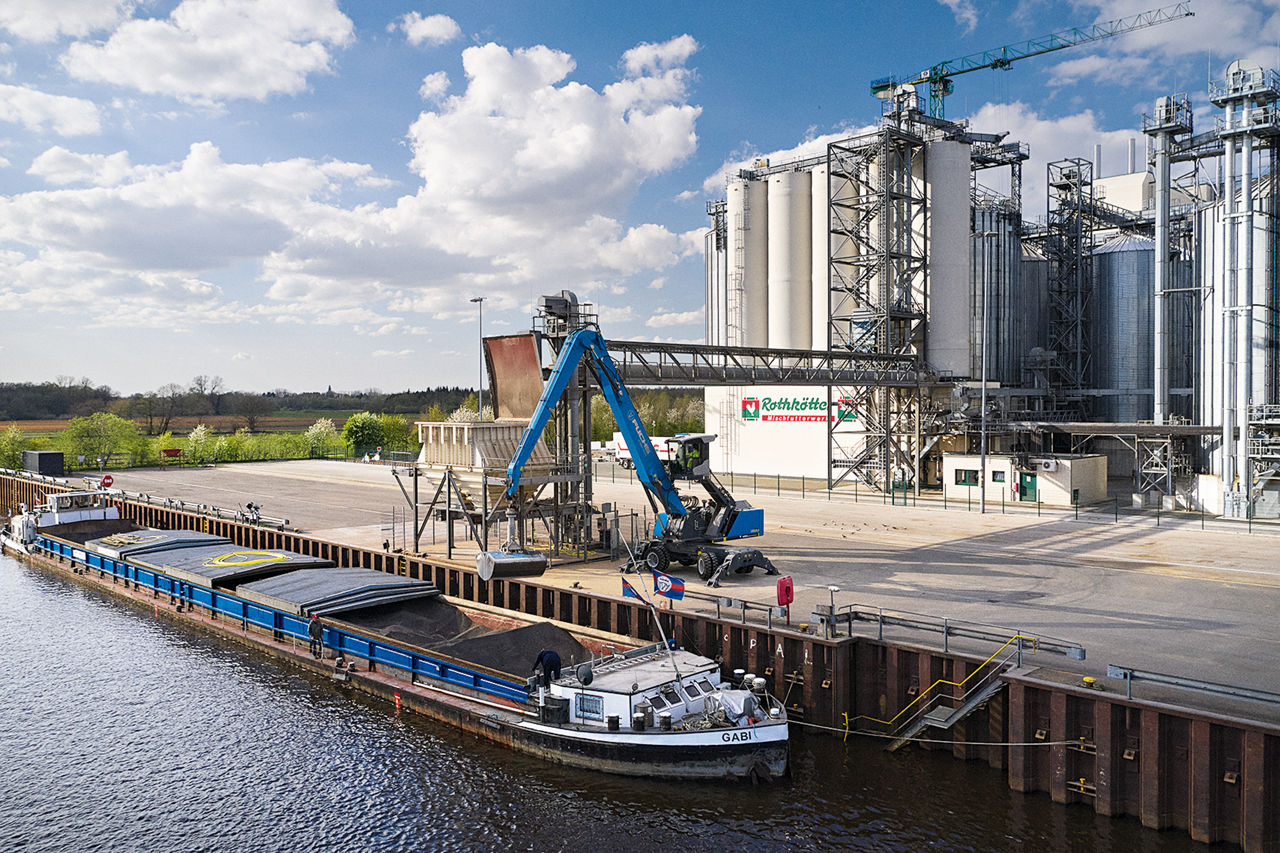 Blick auf die Firma Rothkötter, Mischfutterwerk- Im Kanal davor liegt ein Frachtschiff.