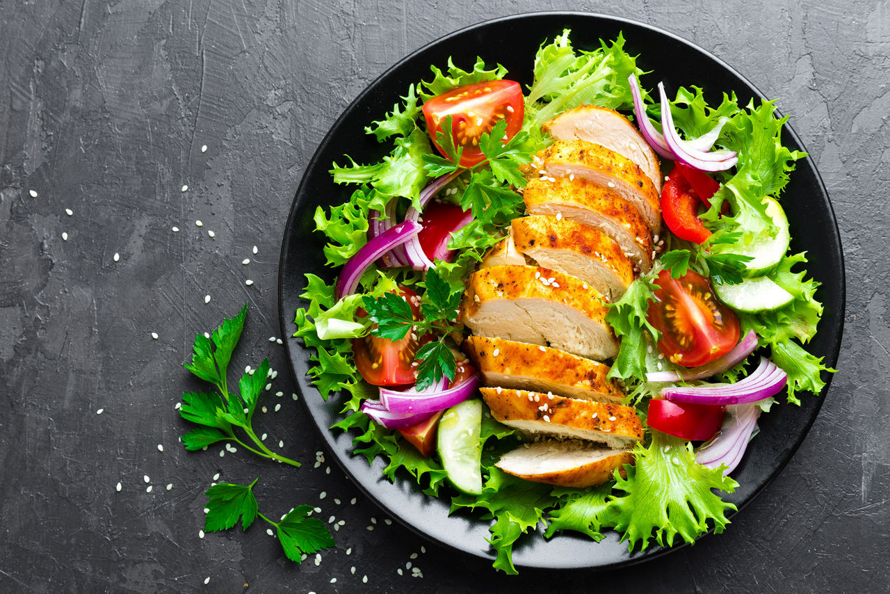 Frischer Salat mit Hühnerbrust