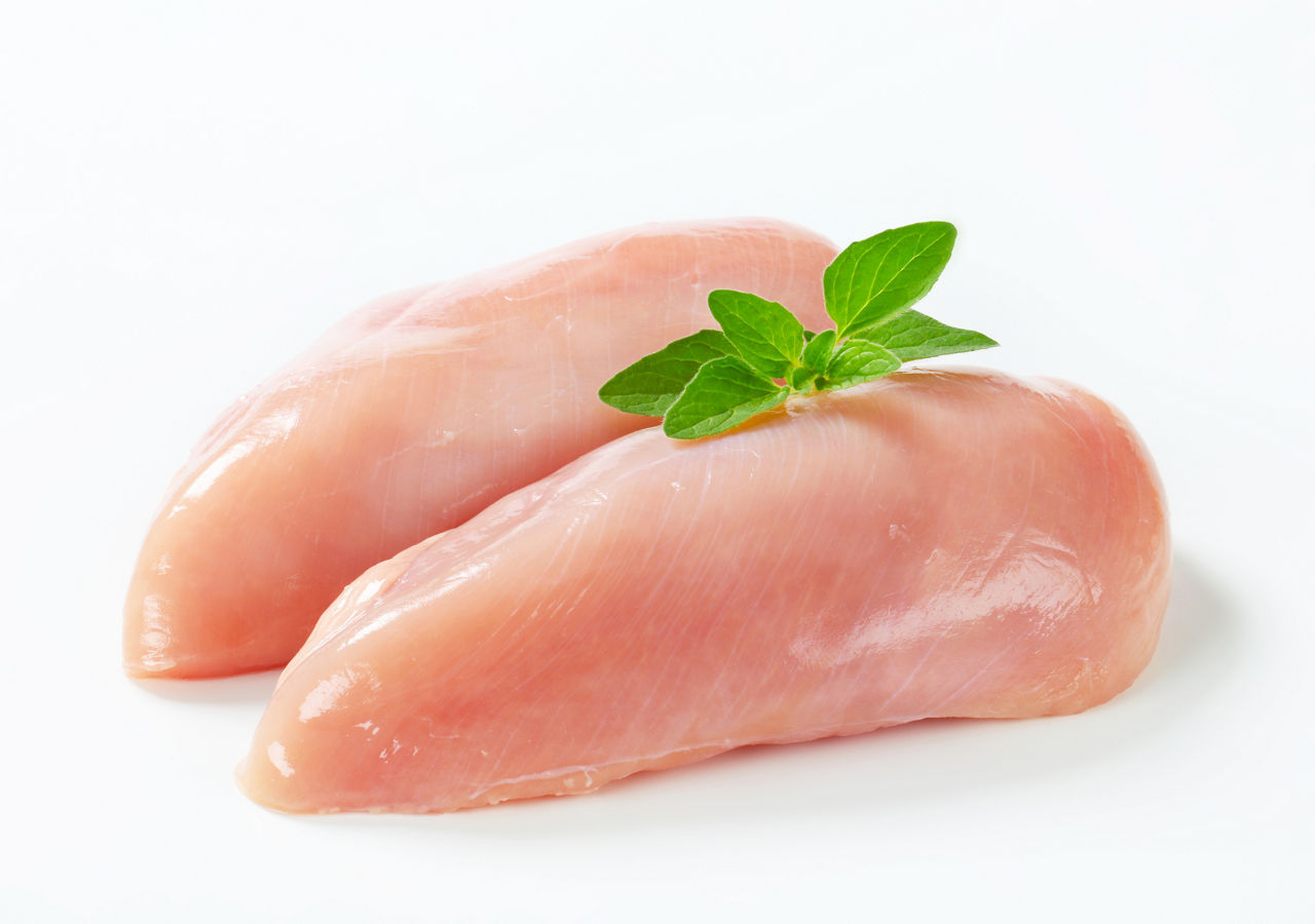 Zwei rohe Hühnerbrustfilets