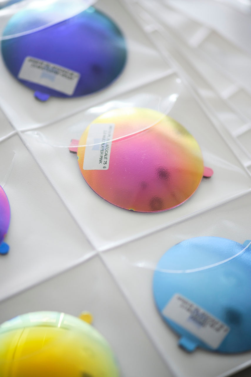  GPT-4o Round plastic molds in various colors in a transparent holder.