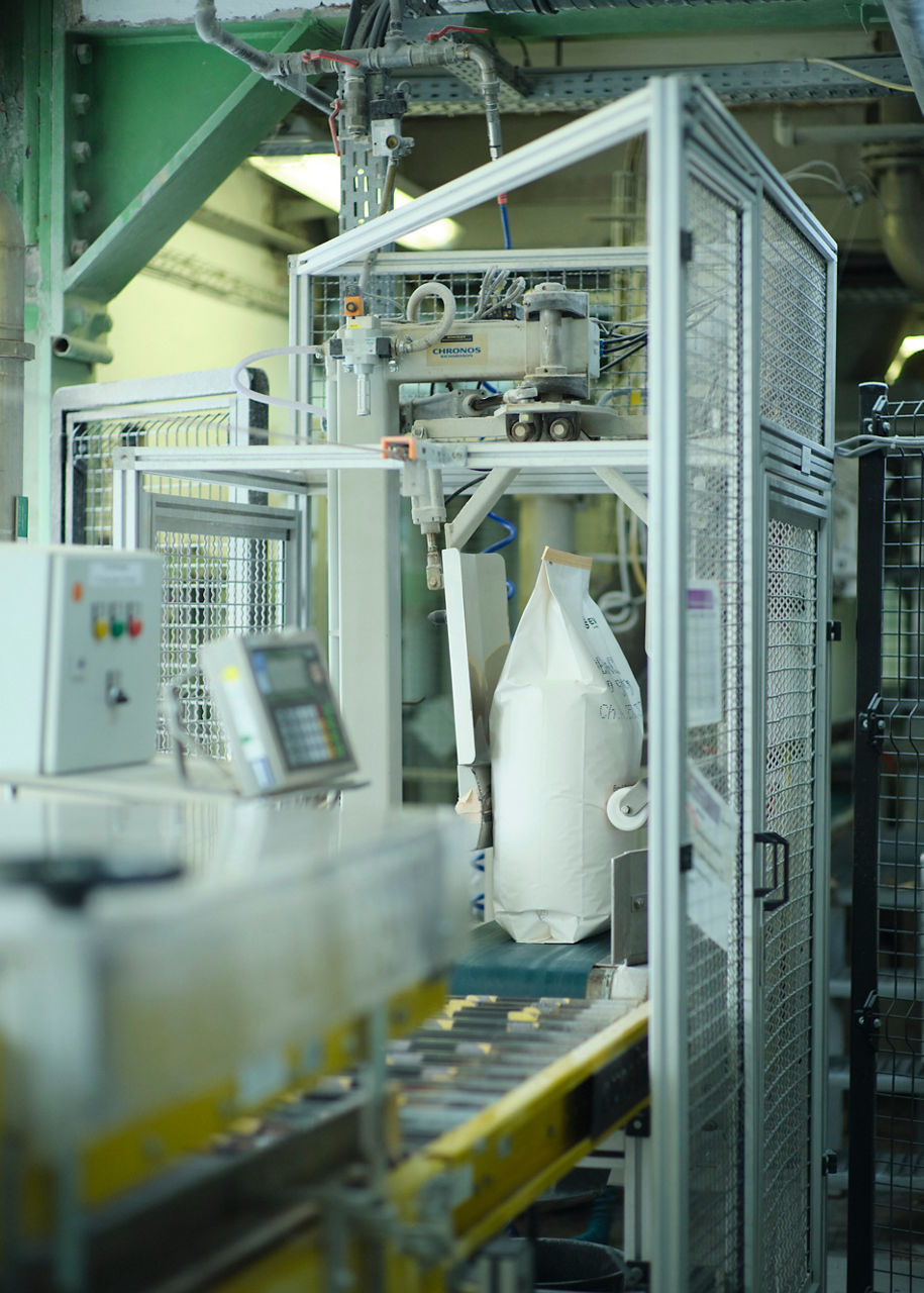 A bag of TEGO Res in the filling machine.