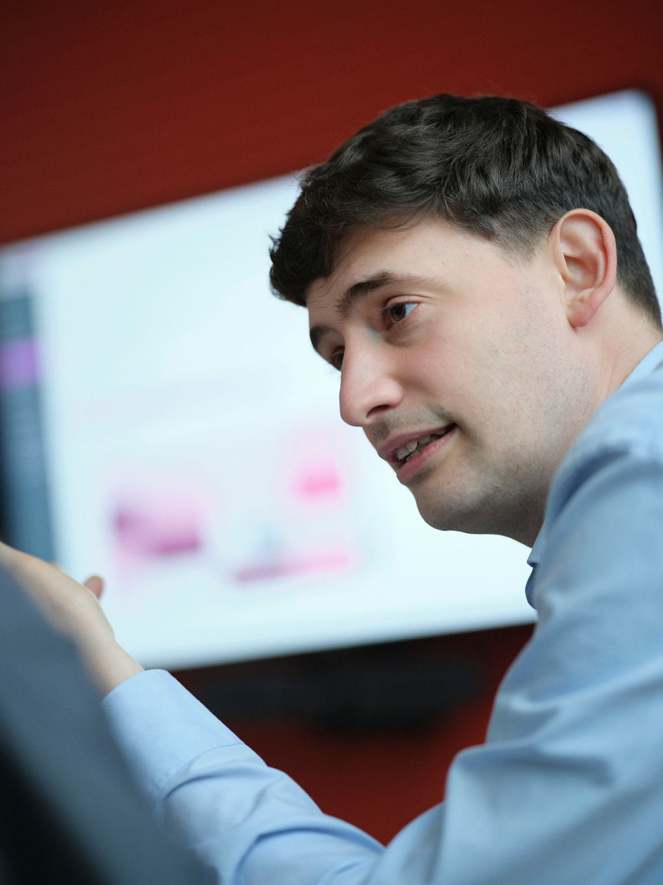 Johannes Dürholt gestures in front of his monitor.