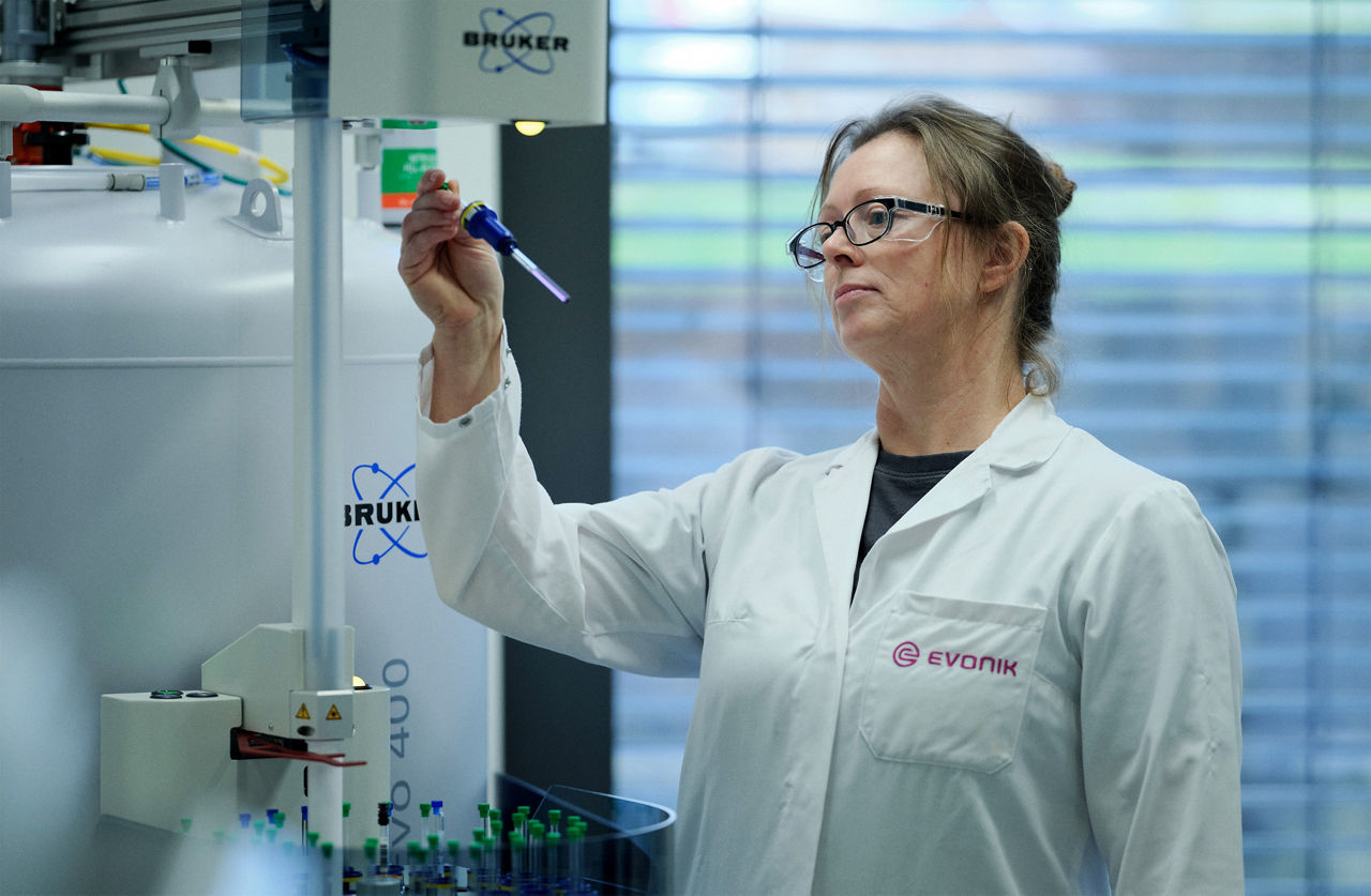 Labormitarbeiterin Ivonne Gallazzini an einem Analysegerät